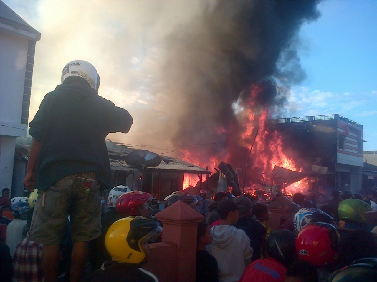 Sekitar 20 Ruko di Pasar Inpres Ruteng Ludes Terbakar, Rabu petang (18/2/2015). Foto : Ardy Abba