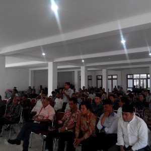 Suasana dialog komisi III DPRD Provinsi NTT dengan masyarakat Manggarai Barat, Kamis (19/3/2015). Foto : Ril Ladur/Floresa