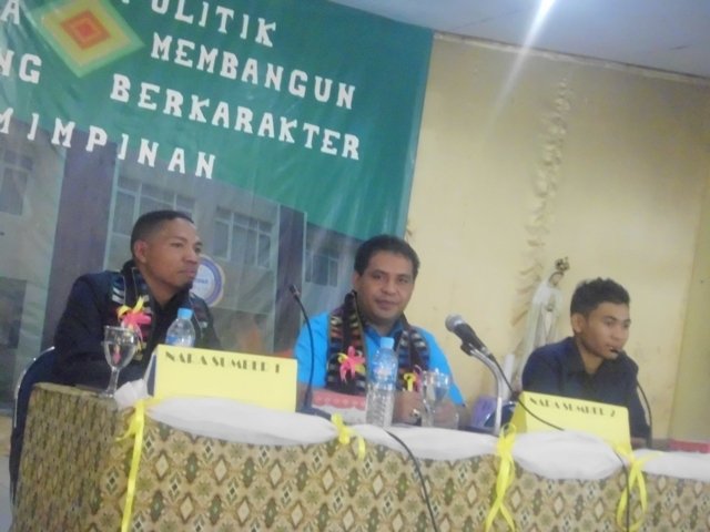 Adrianus Garu menjadi narasumber dalam seminar di STIPAS Ruteng, Jumat (6/3). Foto : Ardy Abba