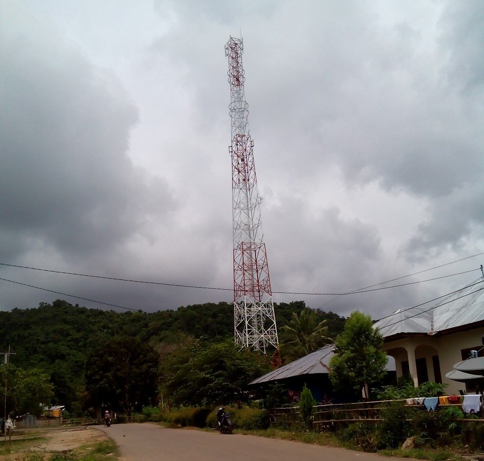 Tower Milik PT Telkomsel yang ada di kampung Sernaru Kelurahan Wae Kelambu Kecamatan Komodo (Foto : Ril Ladur/Floresa)
