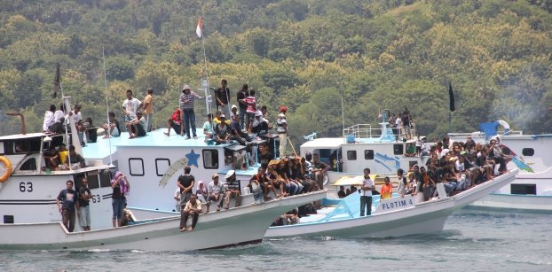 Seperti inilah prosesi laut yangtmelibatkan ratusan perahu motor di Larantuka. Sesuai tradisi, kapal-kapal motor maupun ketinting (sampan tradisional) melakukan perarakan melalui laut untuk mengiringi Patung Tuan Meninu (Kanak Yesus). (Foto: dokumen Floresa.co)