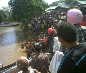 Proses evakuasi korban Abdula yang diterkam buaya di Labuan Bajo Rabu 15 April 2015 (Foto : Ril Ladur/Floresa)