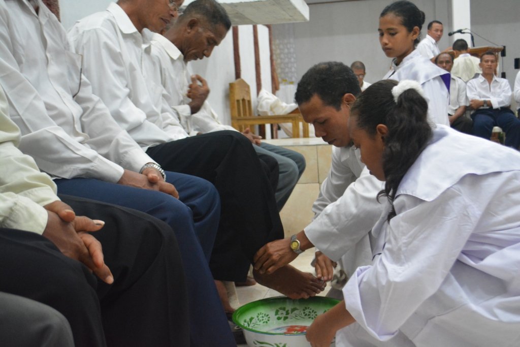 Pembasuan kaki para rasul (Foto: Markus)