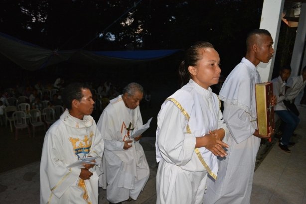 Imam dan misdinar memasuki Gereja Santo Arnoldus dan Yoseph Waelengga. (Foto: Markus Makur)
