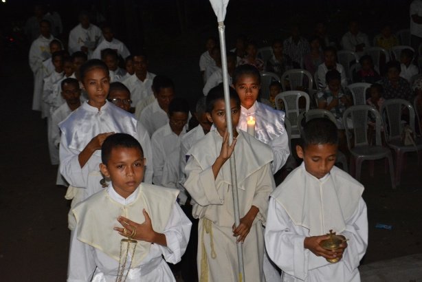 Perarakan menuju Gereja (Foto: Markus Makur)