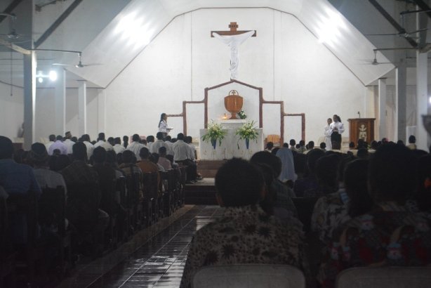 Umat memadati Gereja. (Foto: Markus Makur)