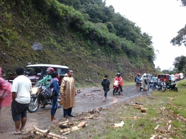 Warga yang sempar tertahan di Rongket (Foto: Ardy Abba/Floresa)