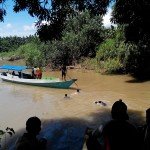 Warga sedang mencari Abdula yang diterkam buaya di kali Nanganae, sekitar tiga kilometer dari kota Labuan Bajo, Rabu 15 April 2015. (Foto :Ril Ladur)