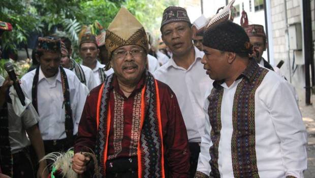 Karni Ilyas turut hadir. Ia memimpin kelompok tim tamu (meka landang). (Foto: Fens Alwino)