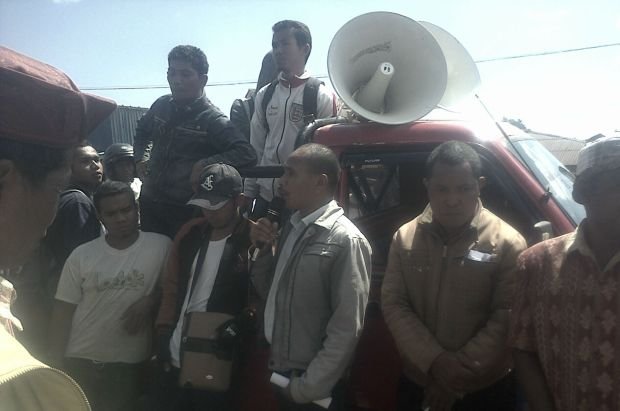 Aksi unjuk rasa warga di Ruteng, Senin (6/6/2015), mengecam KPUD Manggarai yang dinilai tidak netral