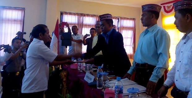 Paket Maxi-Asis menyerahkan berkas pendaftaran ke komisoner KPUD Mabar.