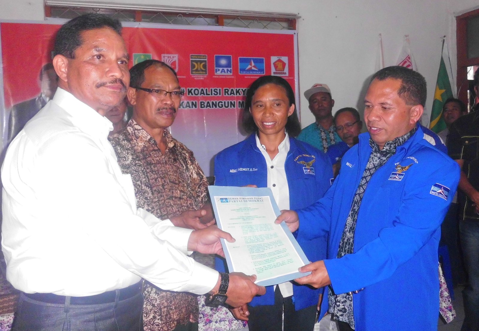 Ketua DPC Demokrat Manggarai Wilibrodus Kengkeng menyerahkan Surat Keputusan DPP Demokrat ke Deno Kamelus