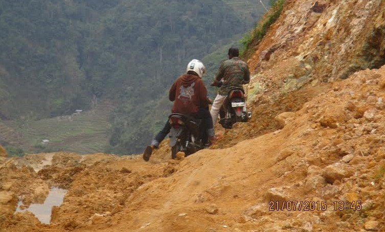Proyek jalan baru di Golo Lobos, Kecamatan Borong, Manggarai Timur (Foto :Ario Jempau)