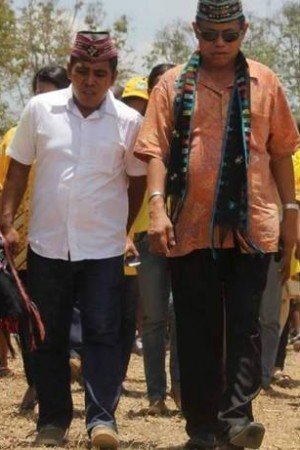 Mateus Hamsi dan Edi Endi berjalan berdamping dalam suatu acara Golkar.