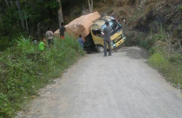 Mobil yang terjungkal di bagian jalan, di mana terdapat banyak lubang (Foto: Elvis Ontas/Floresa)