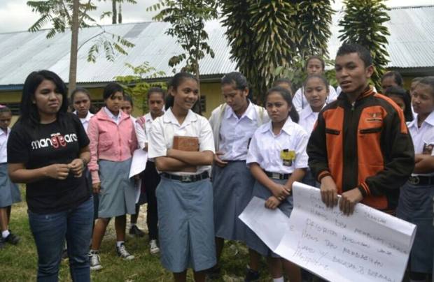 Ney Dinan (baju hitam), salah satu fasilitator dari Sunspirt for Justice and Peace bersama siswa-siswi SMA Setia Bhakti (Foto: Kris Bheda Somperpes)