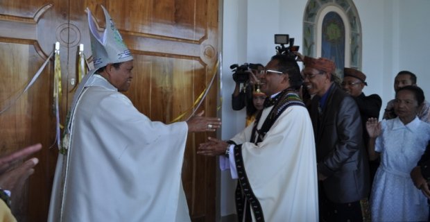 Pembukaan pintu Gereja oleh Mgr Huber Leteng Pr, simbol pentahbisan Gereja Paroki St Vitalis, Cewonikit (Foto: William)