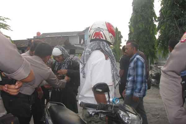 Aparat memeriksa massa yang yang berkumpul di depan Gereja di Dusun Saman, Desa Bangunharjo, Sewon Bantul, Selasa (14/7/2015). (Foto: Ist)