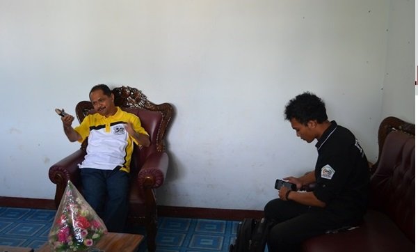 Bapak Kalixtus Kase, Kepala Sekolah SMAN I Ruteng di ruang kerjanya. (Foto: KESA)