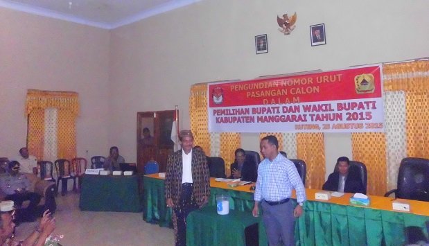 Suasana penarikan undian penentuan nomor urut Paslon Pilkada Kabupaten Manggarai (Foto: Ardy Abba/Floresa)