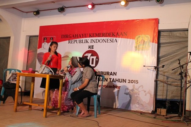 Teater tentang Ibu yang dibawakan dalam Bahasa Inggris oleh siswa-siswi SMAK Setia Bakti Ruteng. (Foto: Evan Lahur/Floresa)