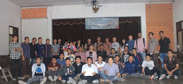 Alumni Sanpio di Jogja berfoto bersama usai diskusi tentang demokrasi dan mahar politik