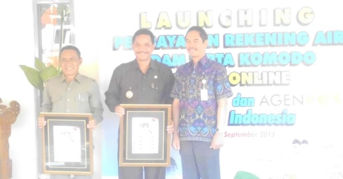 Dari kiri ke kanan: Kepala PDAM Thirta Komodo Klemens Man, Wakil Bupati Manggarai Kamelus Deno dan Kepala Regional 8 PT Pos Indonesia Deni Rahmat Jaya dalam acara launching kerja sama sistem pembayaran online di Ruteng, Jumat (4/9/2015)