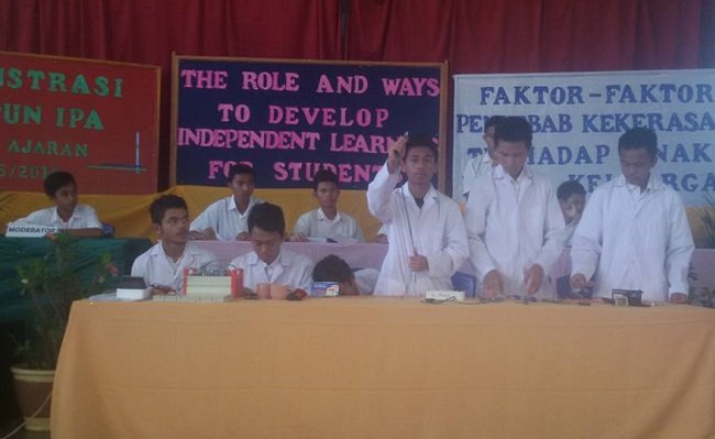 Rumpun IPA sedang memperagakan demonstrasi fisika (Foto: Romo Dion Labur Pr)
