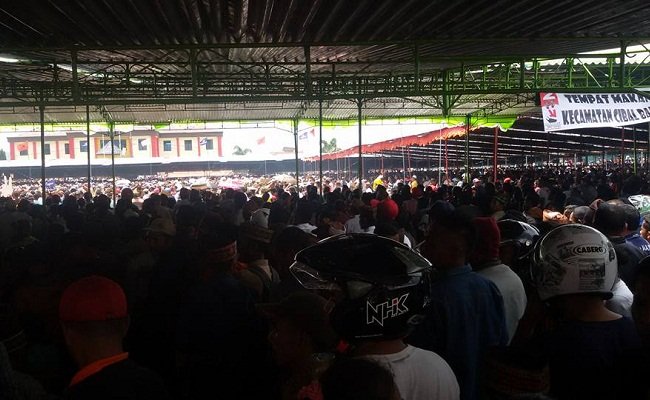 Massa yang memadati Lapangan Motang Rua. (Foto: Facebook Joanes Brolin)