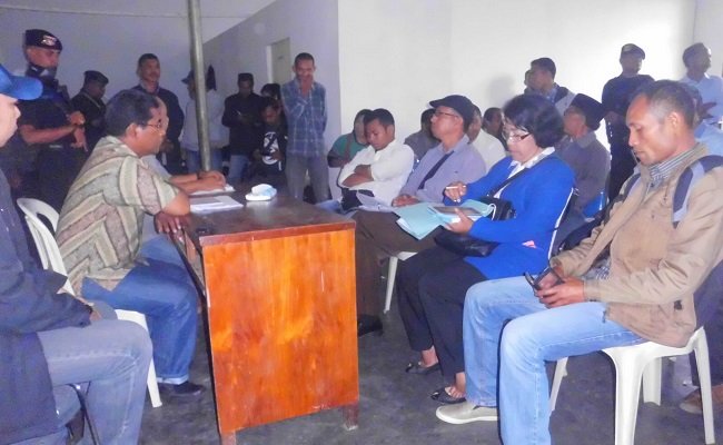 Perwakilan massa sedang berdialog dengan komisioner Panwaslu Manggarai. (Foto: Ardy Abba/Floresa)