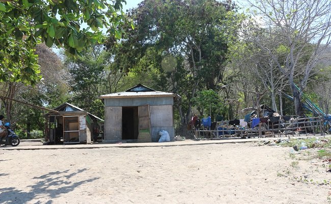 Rumah keluarga Linawati sebelum dibongkar (Foto: Gregorius Afioma/Floresa)