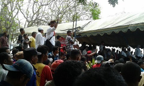 Sekcam Komodo, Stefan Jemsifori ikut dalam kampanye pasangan Maxsi-Asis. Ia berada di atas panggung sambil mengangkat empat jari tangannya.