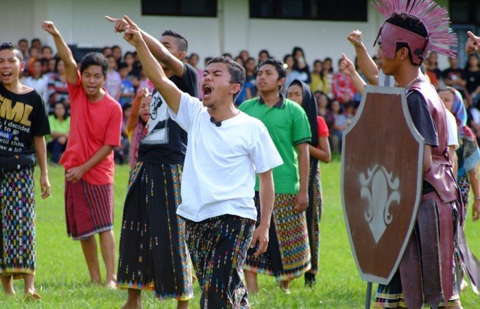 Pelakon yang berperan sebagai para penghujat beraksi dalam pementasan tablo kisah sengsara Yesus Kristus di Katedral Ruteng, Jumat 18 Maret 2016. (Foto: Kaka Ited/Katedralruteng.org)