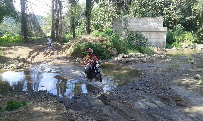 Jembatan yang tak selesai dibangun atau mangkrak (Foto: Ferdinand Ambo/Floresa)