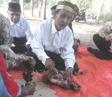 Ritual adat di Pantai Pede oleh PT SIM (Foto: ist)