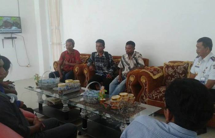 Dialog para aktivis di Mabar dengan pimpinan Bandara Komodo. (Foto: Ferdinand Ambo/Floresa)