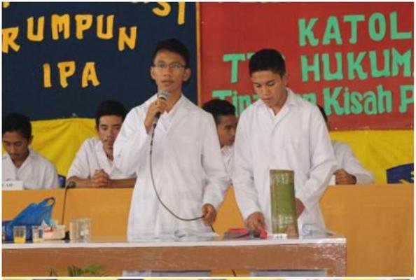 Pemateri dari rumpun IPA Matematika sedang menyajikan demonstrasi tentang kayu