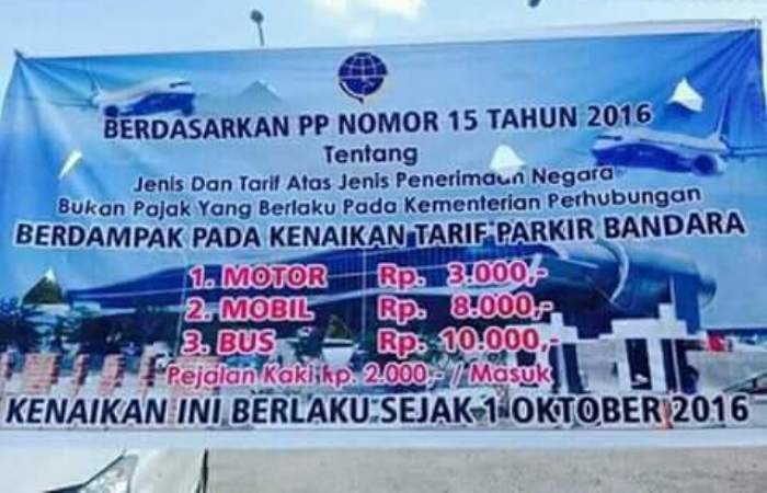 Spanduk penetapan tarif parkir di Bandara Komodo (Foto: Ist)