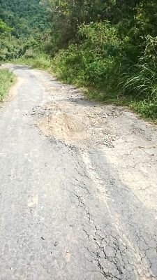 Ruas jalan Warat - Paan Leleng yang rusak
