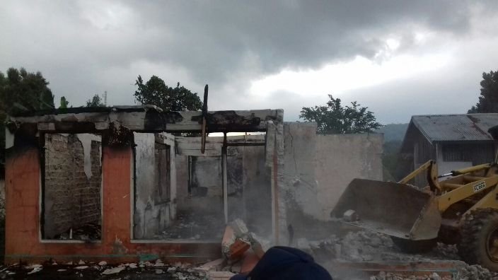 Kondisi rumah yang hanya tinggal puing. (Foto: Gregorius Afioma/Floresa)