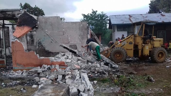 Warga setempat ikut membantu membereskan puing-puing rumah keluarga Tarsi Tapu. (Foto: dok. keluarga Tarsi Tapu)
