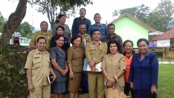 Guru dan pejabat dari Dinas Pendidikan berpose bersama usai mediasi