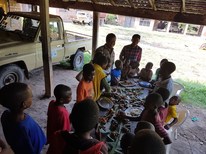 Anak-anak sedang makan, merayakan kegembiraan bersama Pastor Josep Bura Bataona CICM yang merayakan 25 tahun hidup membiaranya tahun lalu. (Foto: Fr Richard Not CICM)