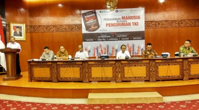 Para pembicara dalam bedah buku karya Edi Hardum, wartawan Suara Pembaruan asal Manggarai, Kamis 6 April 2017