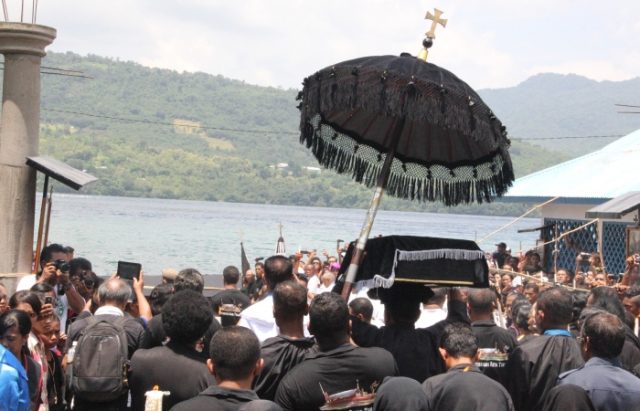 Bagian dari prosesi Jumat Agung dalam acara Semana Santa, di mana arca Tuan Meninu atau Patung Kanak-kanak Yesus sedang diantar ke perahu, yang kemudian diarak dalam lewat laut. (Foto: Ist)
