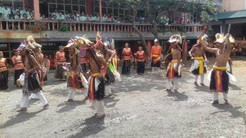 Siswa SMK Sadar Wisata Ruteng mementaskan tarian Caci saat perpisahaan dengan Hermann Ayen.  (Foto: Ronald Tarsan/Floresa)