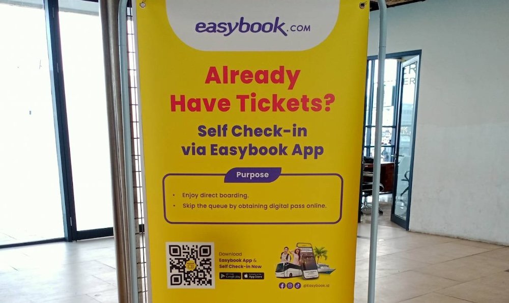 Papan informasi cara penggunaan aplikasi Easybook yang dipajang di ruang tunggu Pelabuhan Marina Labuan Bajo. 