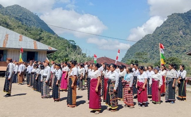 Warga dari 10 gendang di Poco Leok, Kabupaten Manggarai menggelar upacara bendera untuk memperingati HUT ke-79 RI di halaman Gendang Mocok pada 17 Agustus.